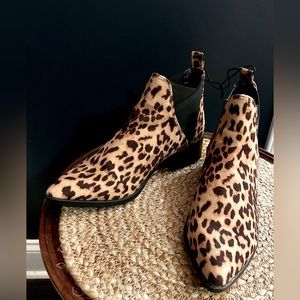NWOB - Bella~Vita Faux Leopard Chelsea Ankle Bootie - Pointed Toe -Size 7